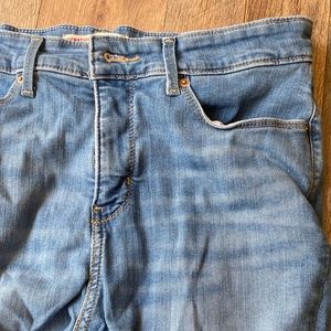 Signature by Levi Strauss & Co.™ Women’s Shaping Straight Fit Jeans